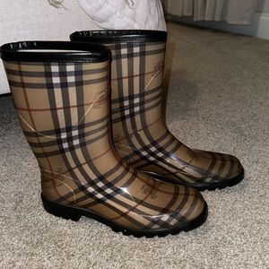 BURBERRY RAIN BOOT SZ 38